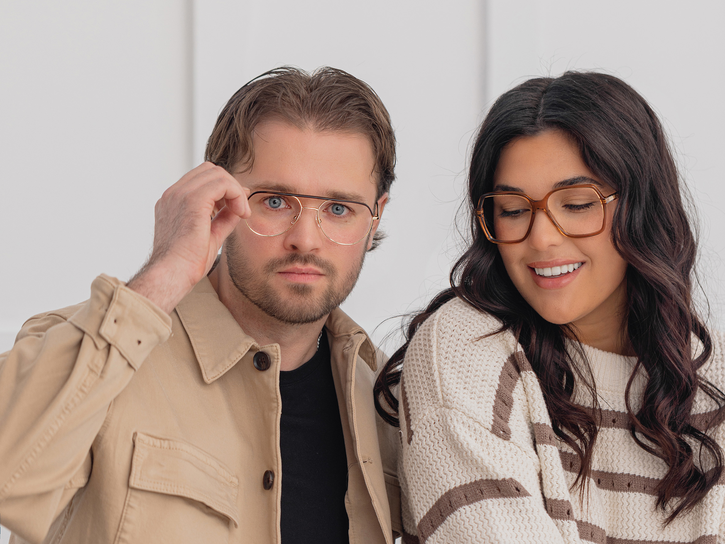 Homme et femme portant des lunettes et prêts pour la Saint-Valentin