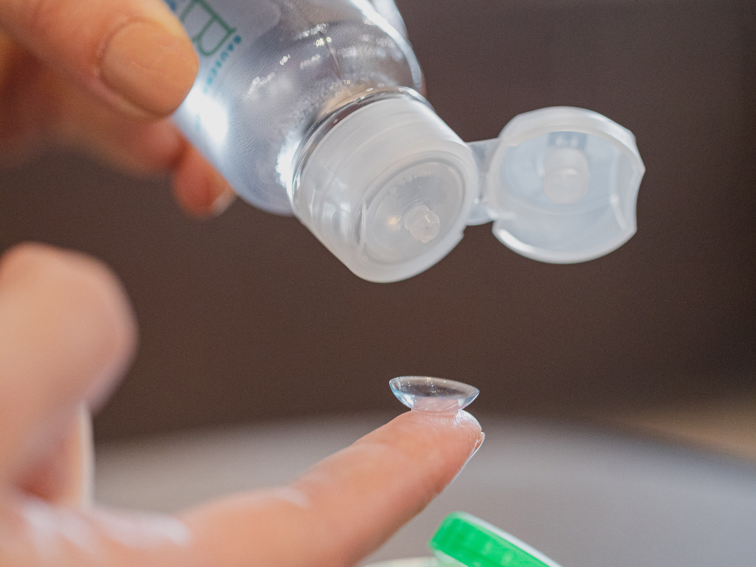 Verres de contact nettoyés et manipulés