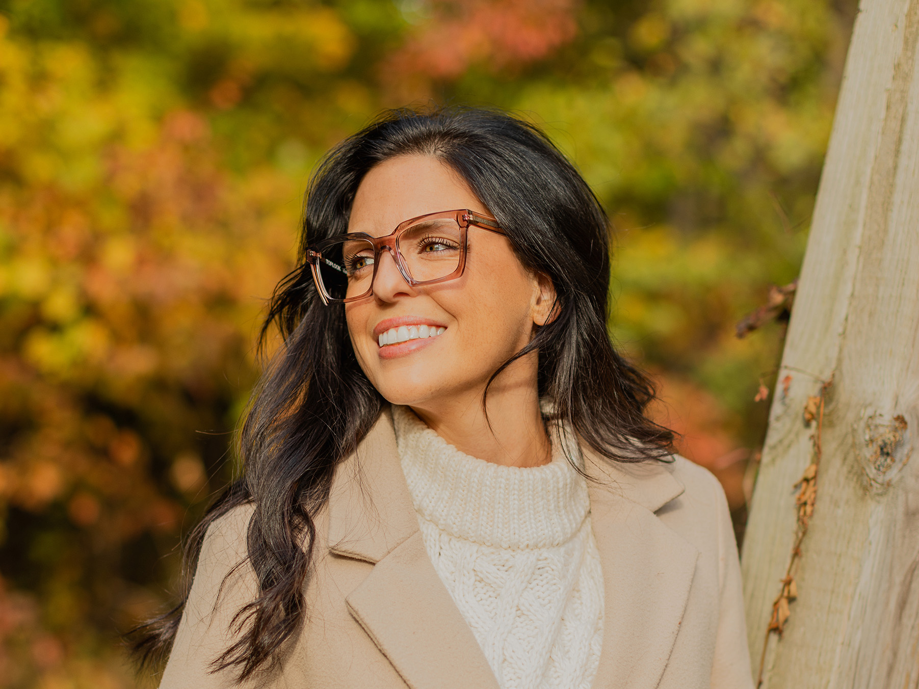 Une femme portant des lunettes qui ne s'embuent pas